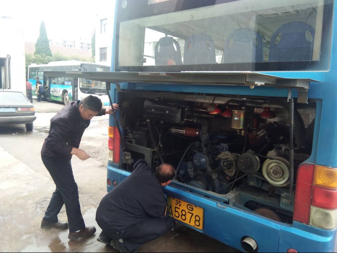 公交集團海通公交公司積極做好車輛換季維護保養(yǎng)工作